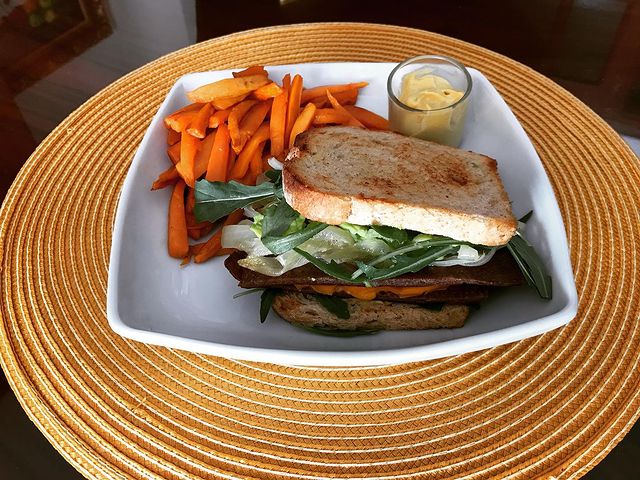 Sandwich de Seitán con Cebolla Caramelizada